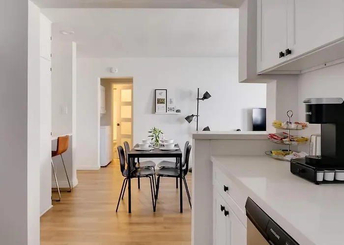 Sophisticated Long Beach Suite With Patio Dining And Parking Nrp21-00185